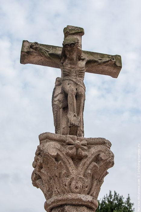 Крест возле альберго